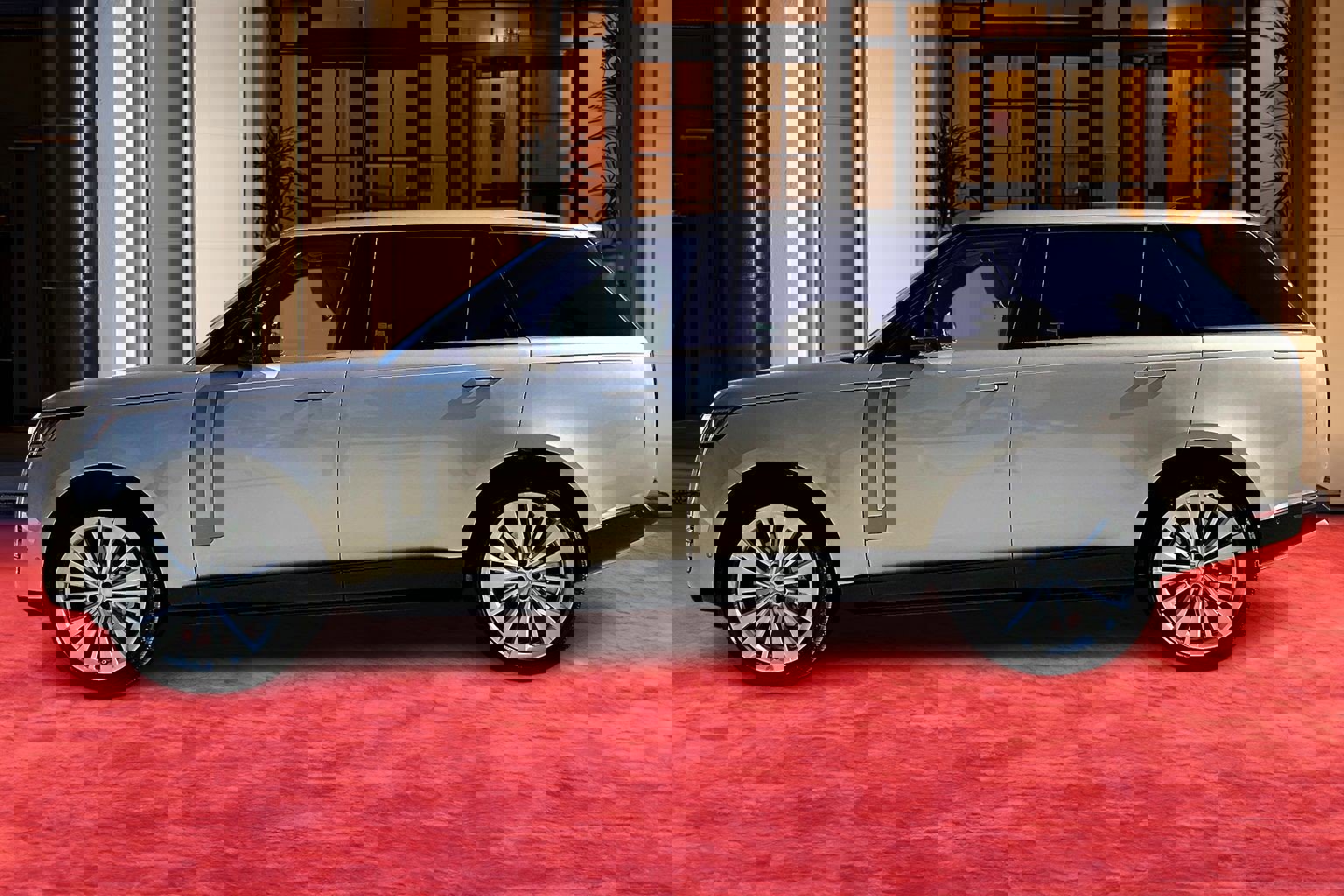 2025 Land Rover Range Rover SE photo 2