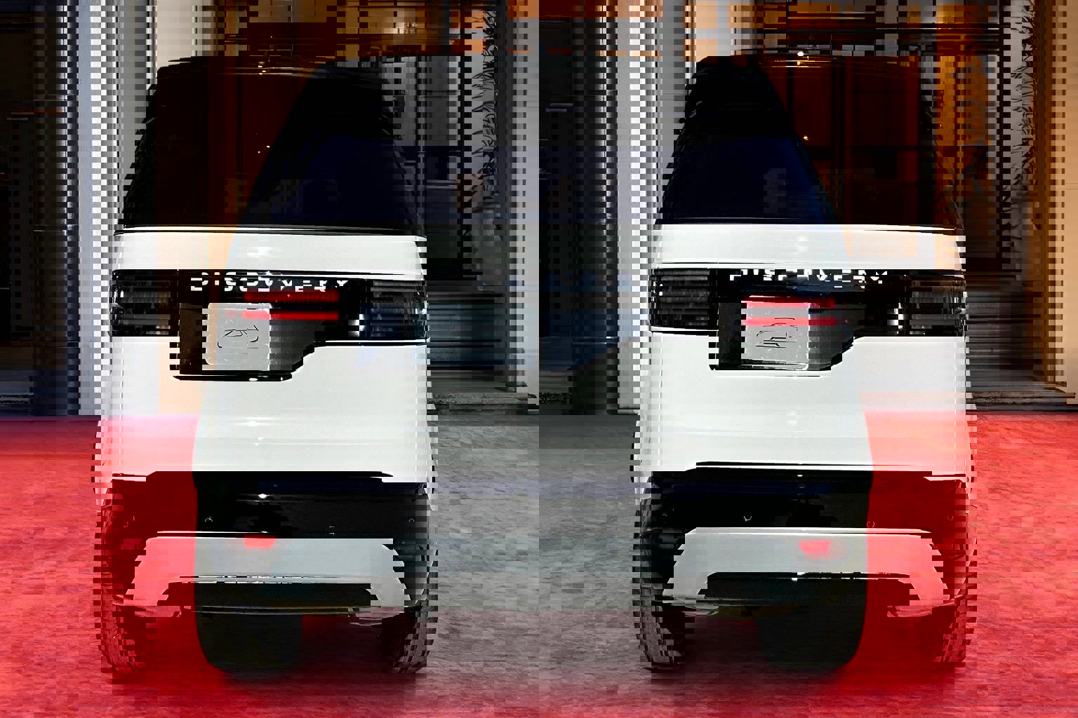 2026 Land Rover Discovery photo 4