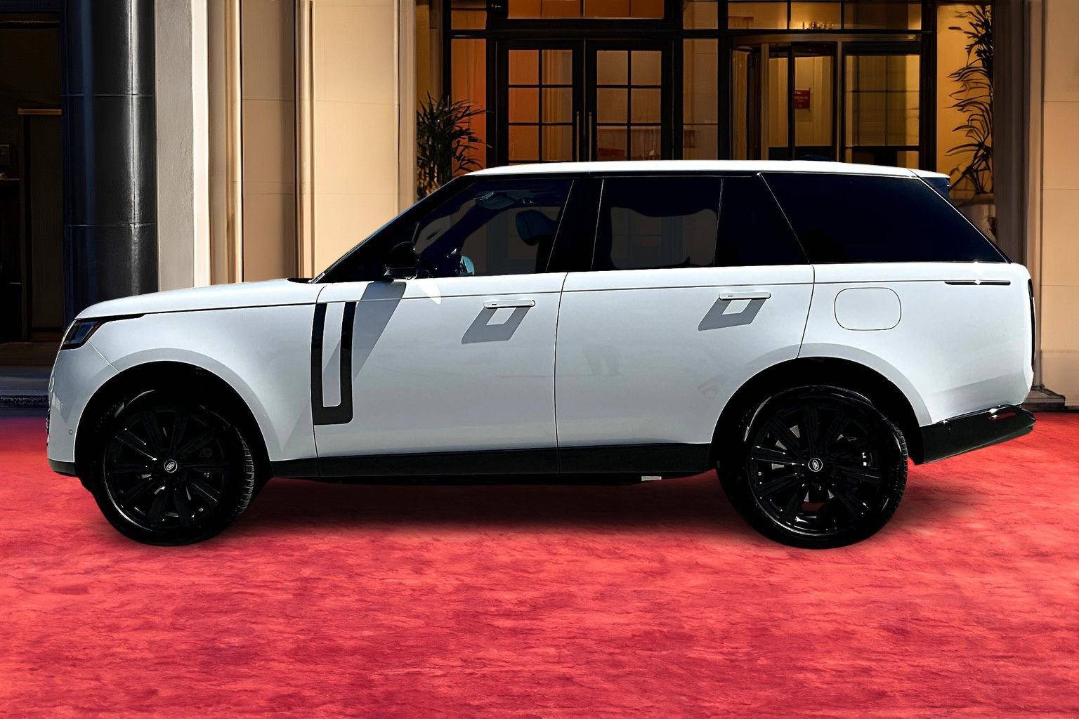 2025 Land Rover Range Rover SE photo 3