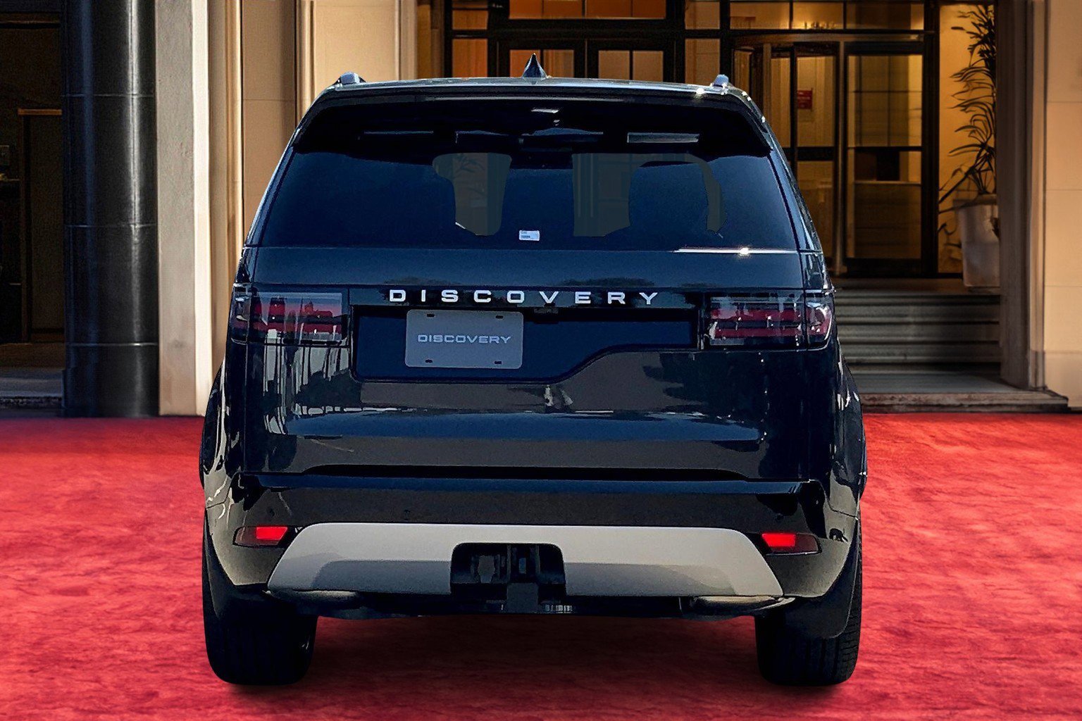 2025 Land Rover Discovery Metropolitan Edition photo 3