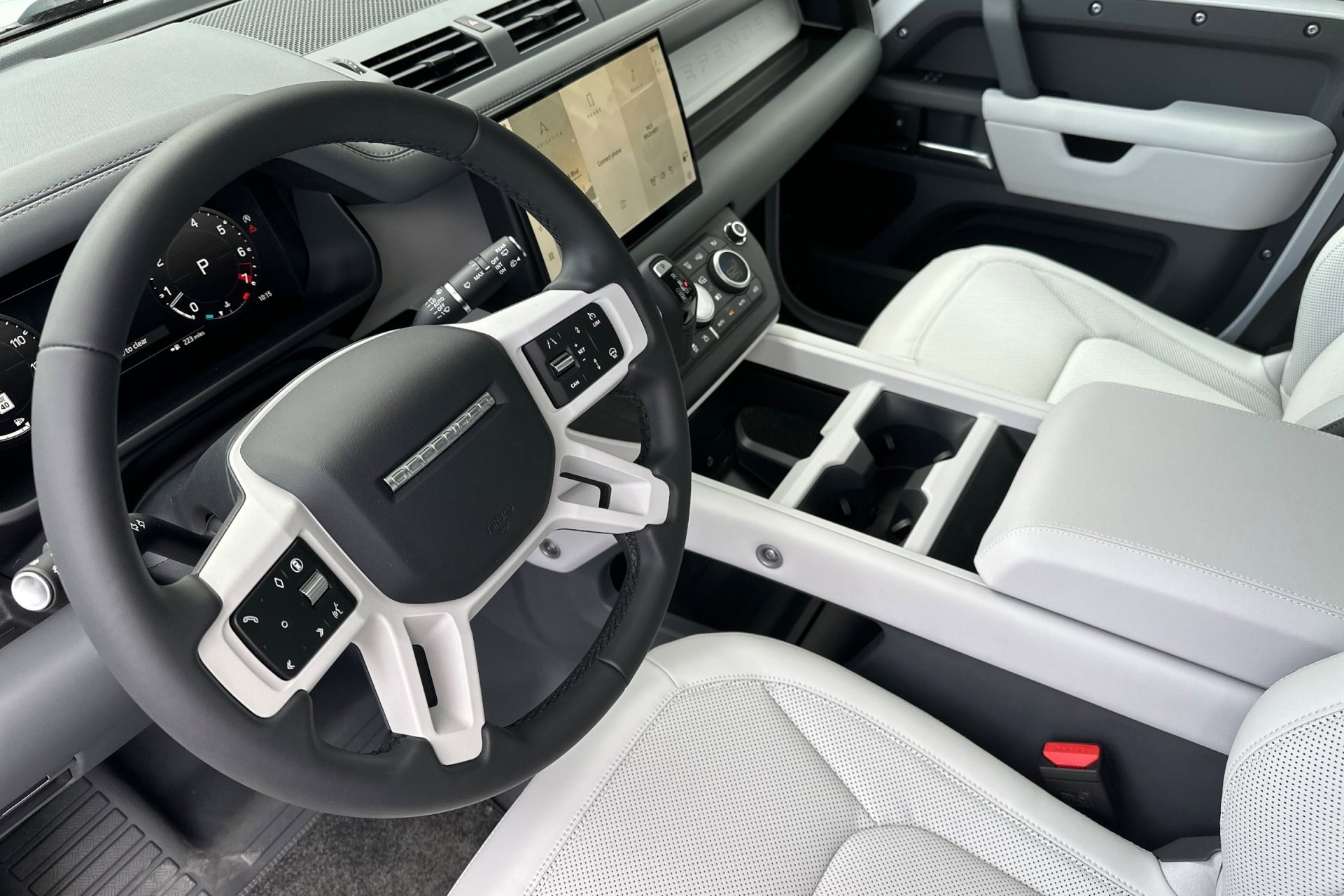 2025 Land Rover Defender 110 S photo 4