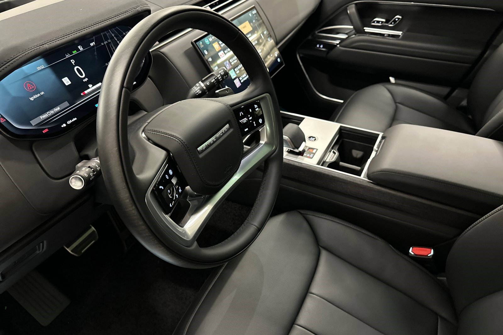 2025 Land Rover Range Rover SE photo 3