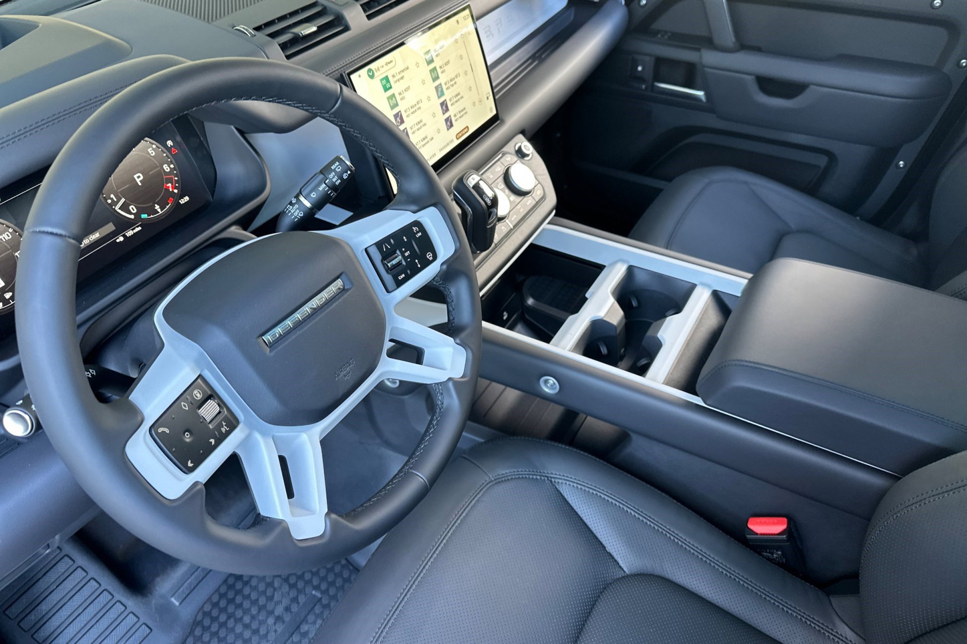 2025 Land Rover Defender 130 X-Dynamic SE photo 4