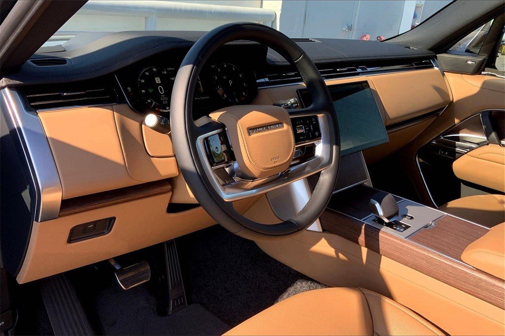 2025 Land Rover Range Rover SE photo 3