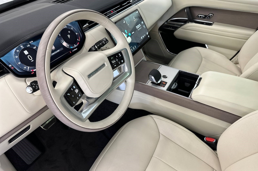 New 2025 Land Rover Range Rover P400 SE SUV