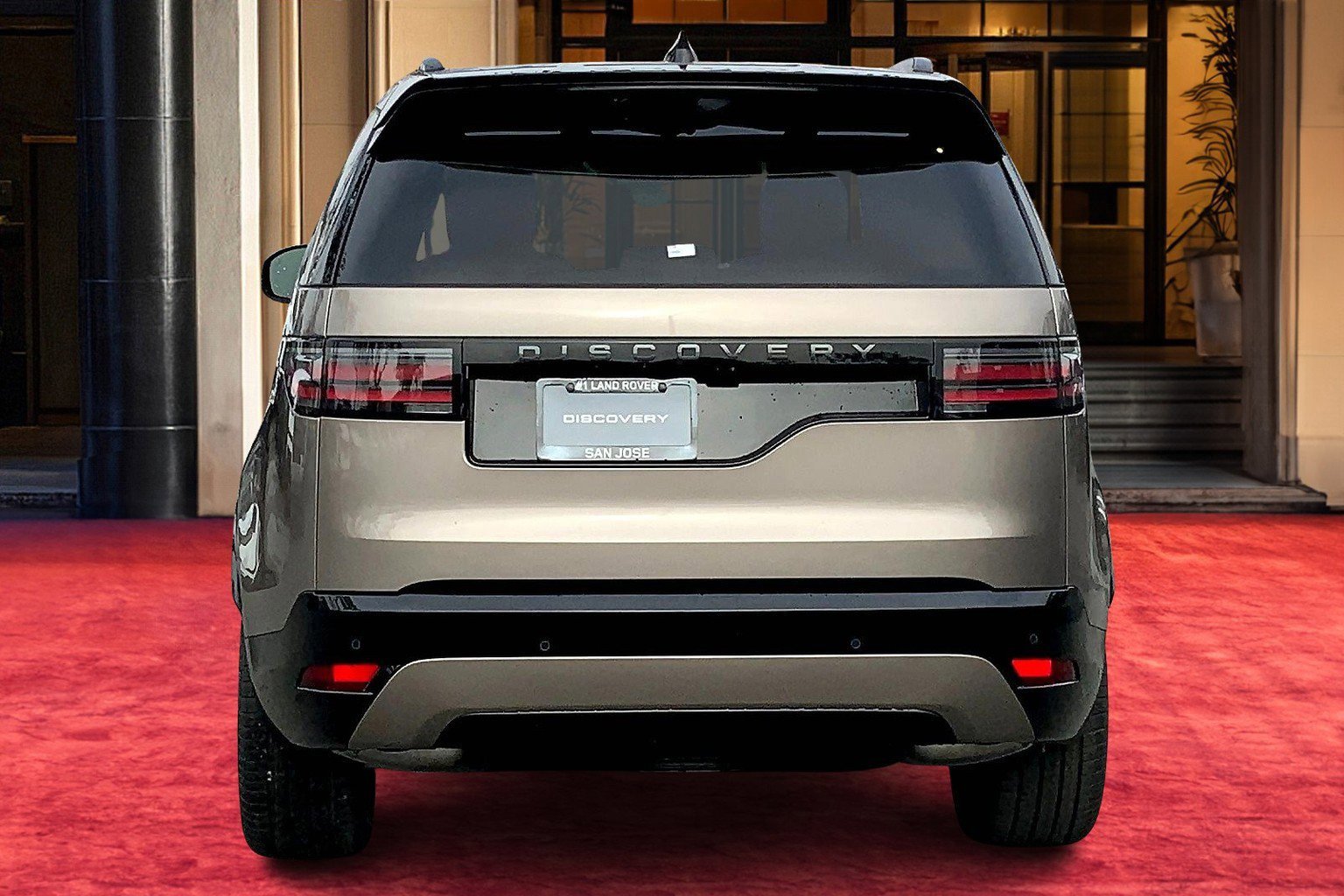 2025 Land Rover Discovery P360 Dynamic SE photo 2