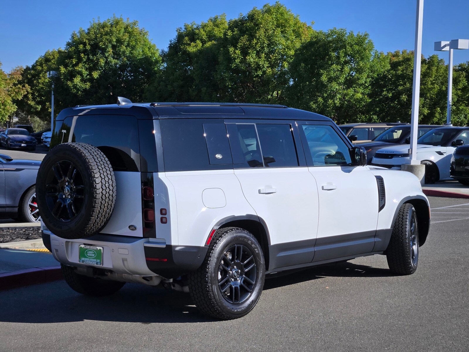 2023 Land Rover Defender SE photo 4
