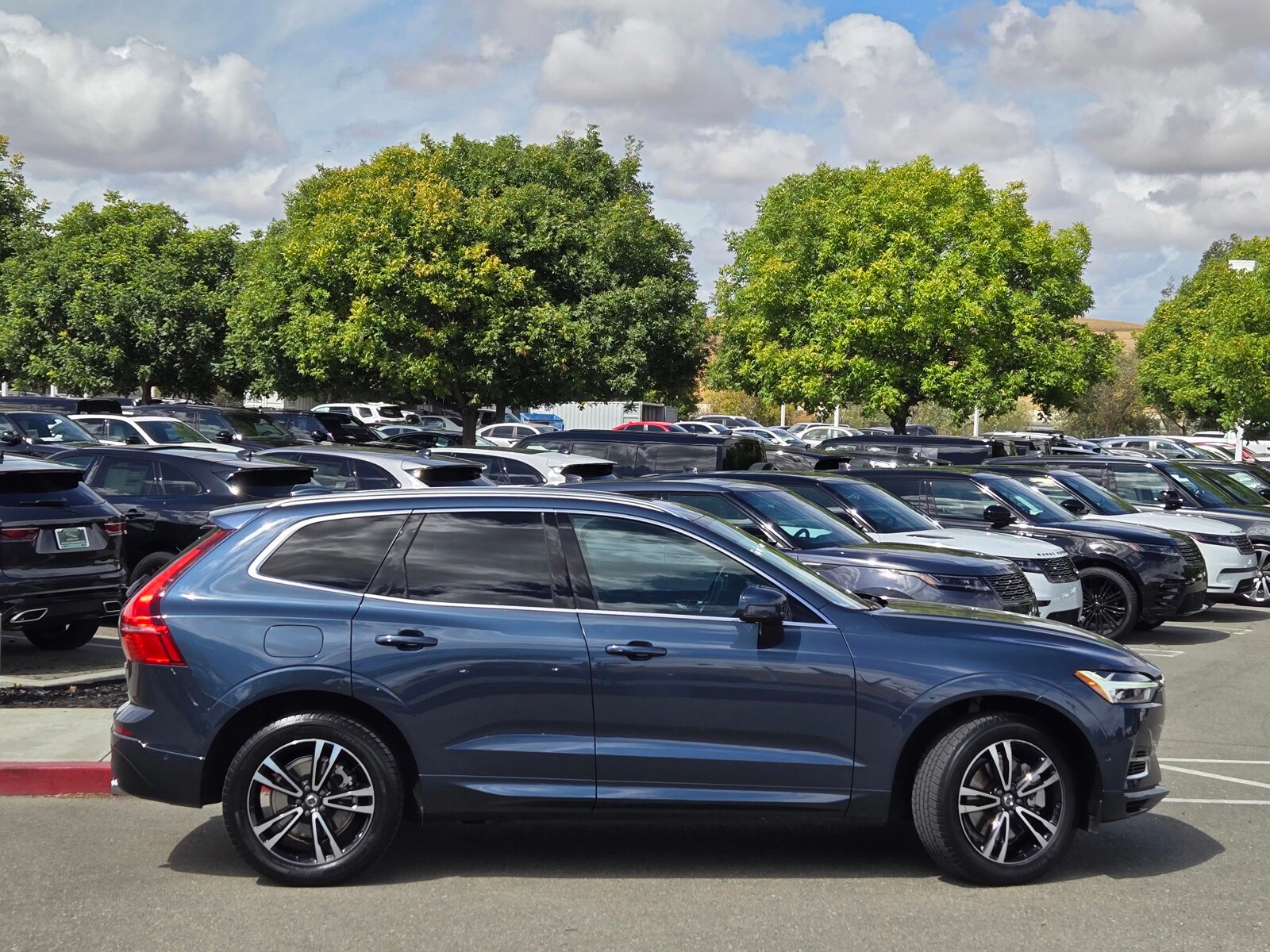 2018 Volvo XC60 Momentum photo 2