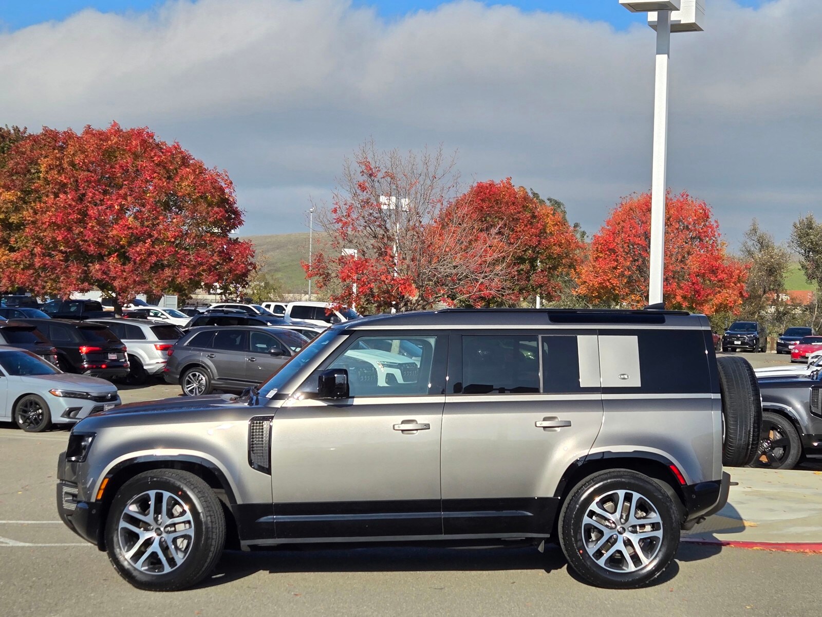 2023 Land Rover Defender X-Dynamic SE photo 3