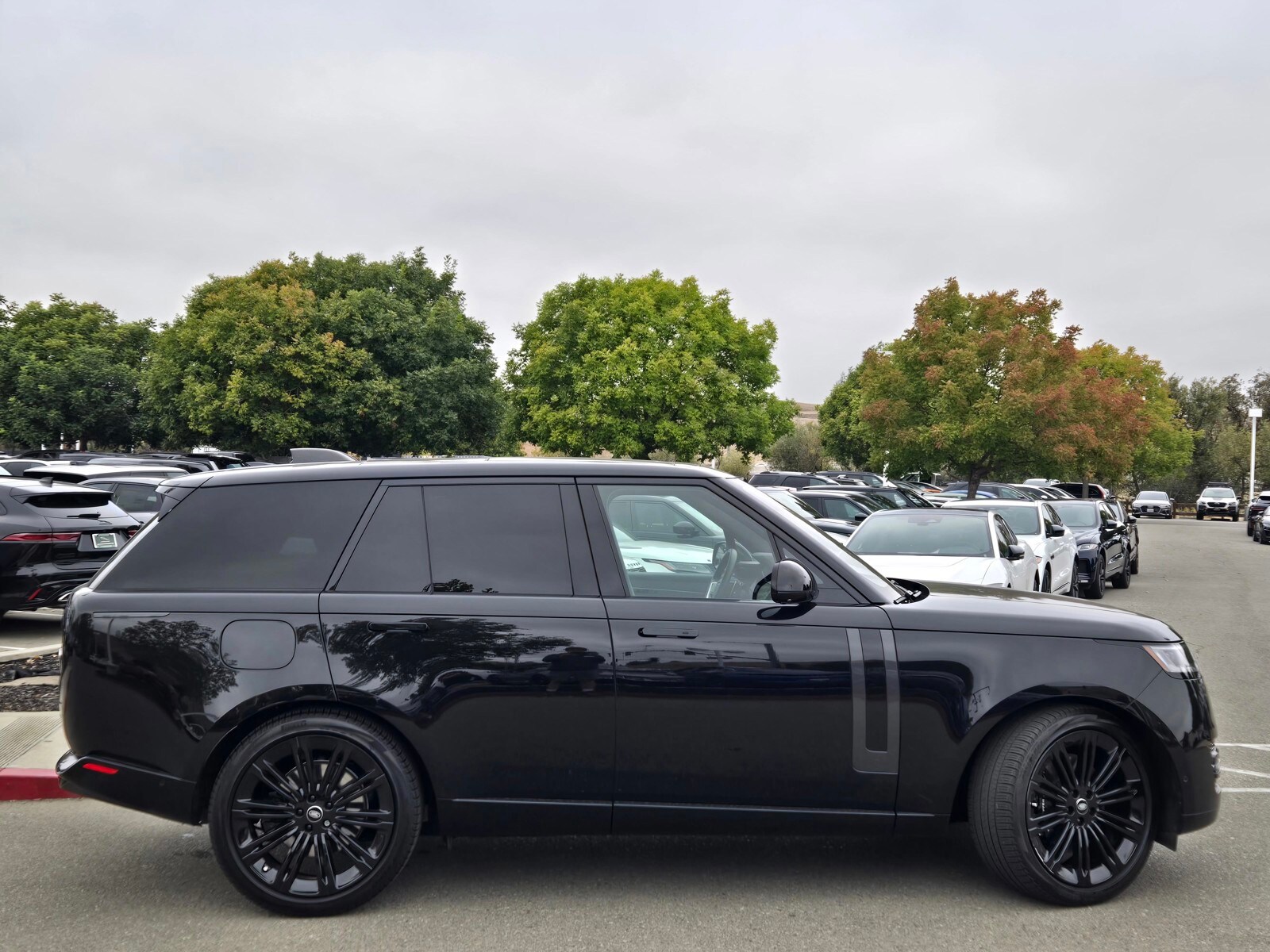 2023 Land Rover Range Rover SE photo 2