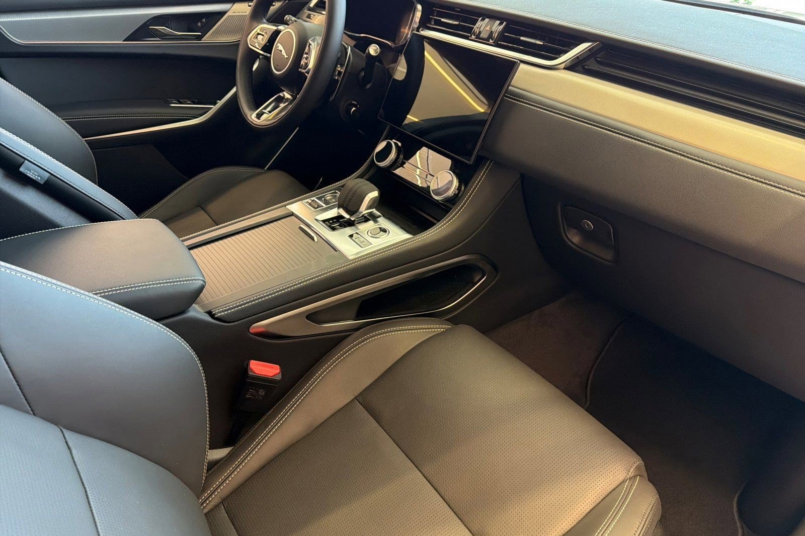 2026 Jaguar F-Pace R-Dynamic S - Photo 23