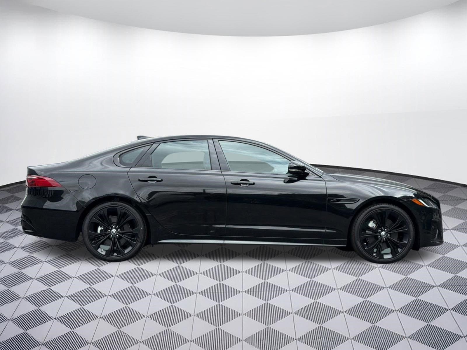 XF R-Dynamic SE Sedan
