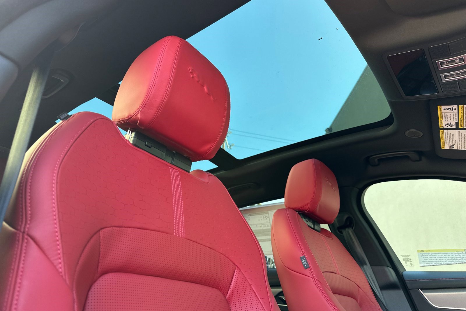 2025 Jaguar F-PACE R-Dynamic S - Photo 23