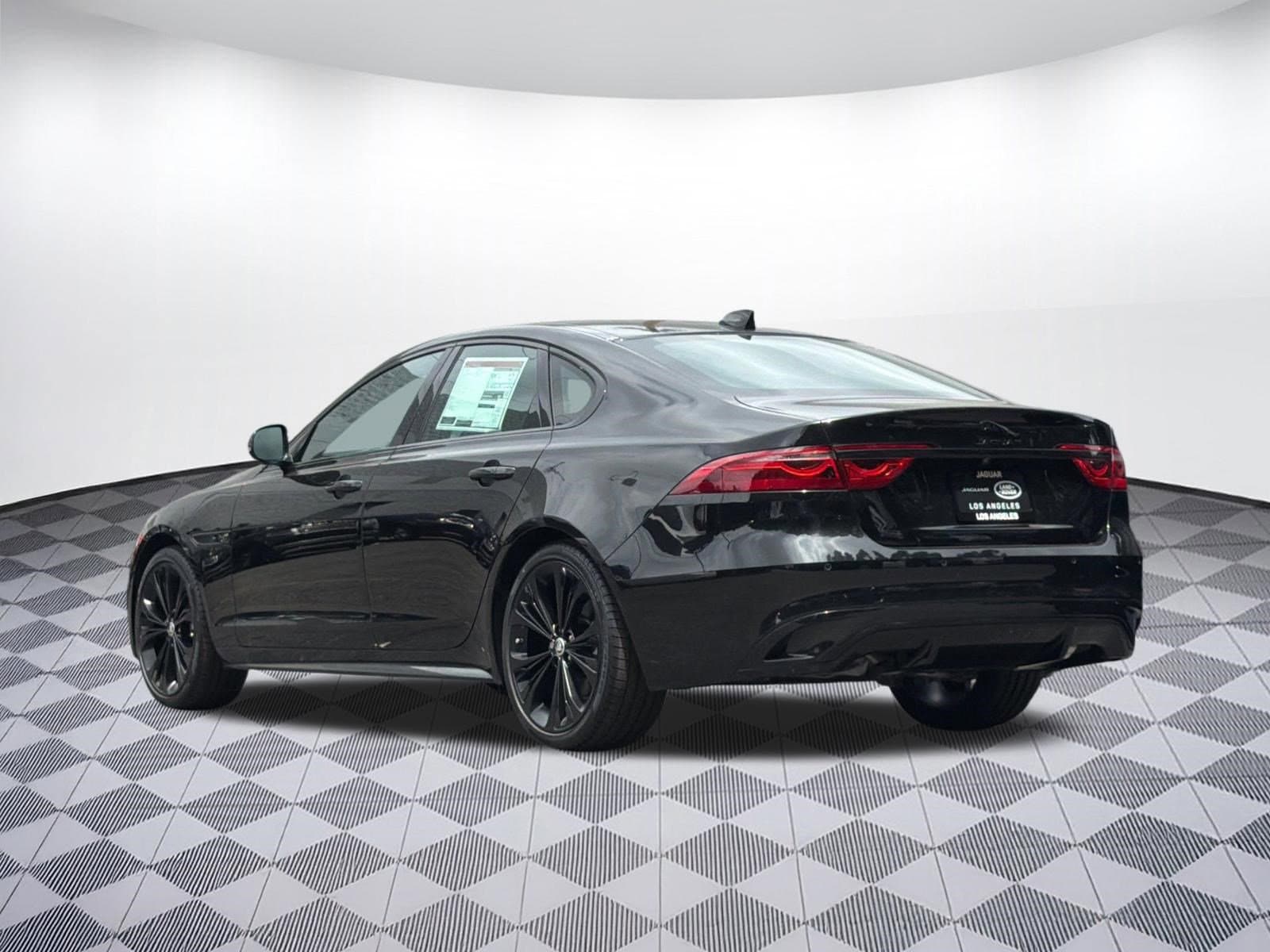 XF R-Dynamic SE Sedan