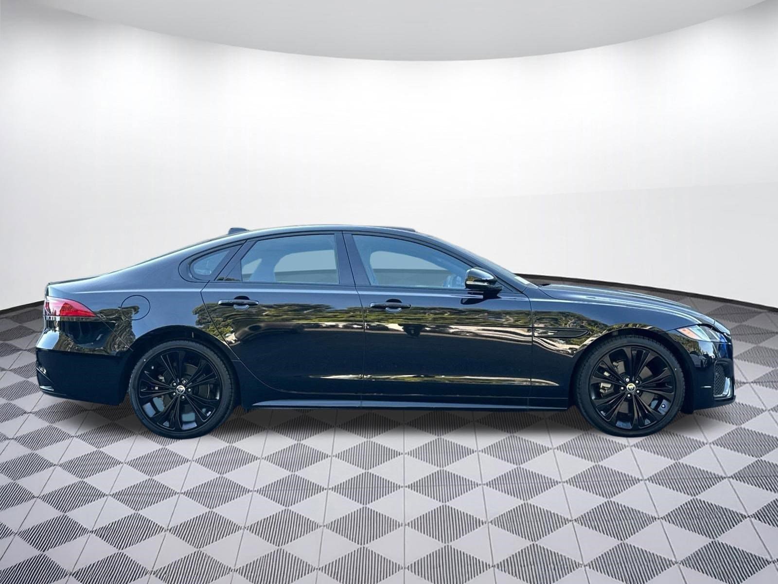 XF R-Dynamic SE Sedan