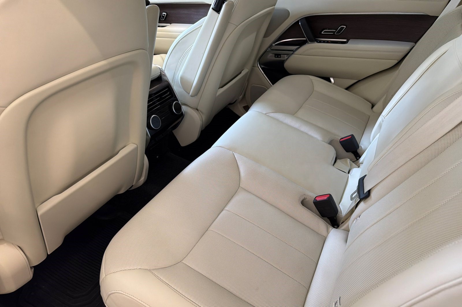 2023 Land Rover Range Rover SE - Photo 24