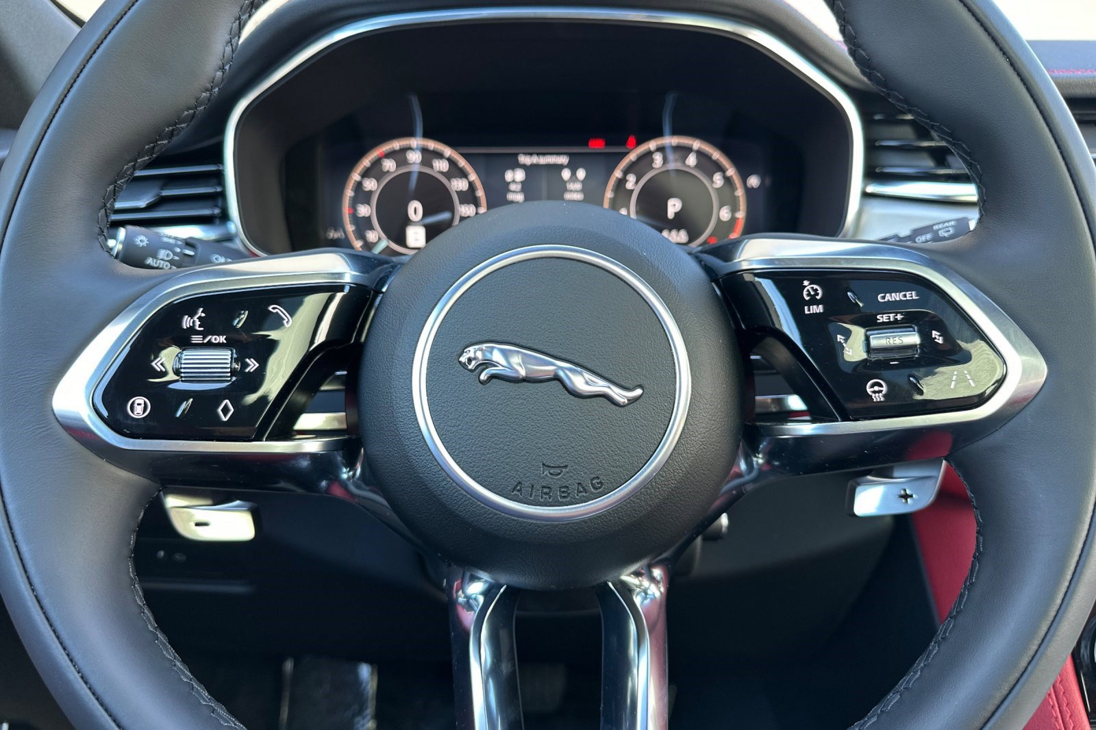 2025 Jaguar F-PACE R-Dynamic S - Photo 16