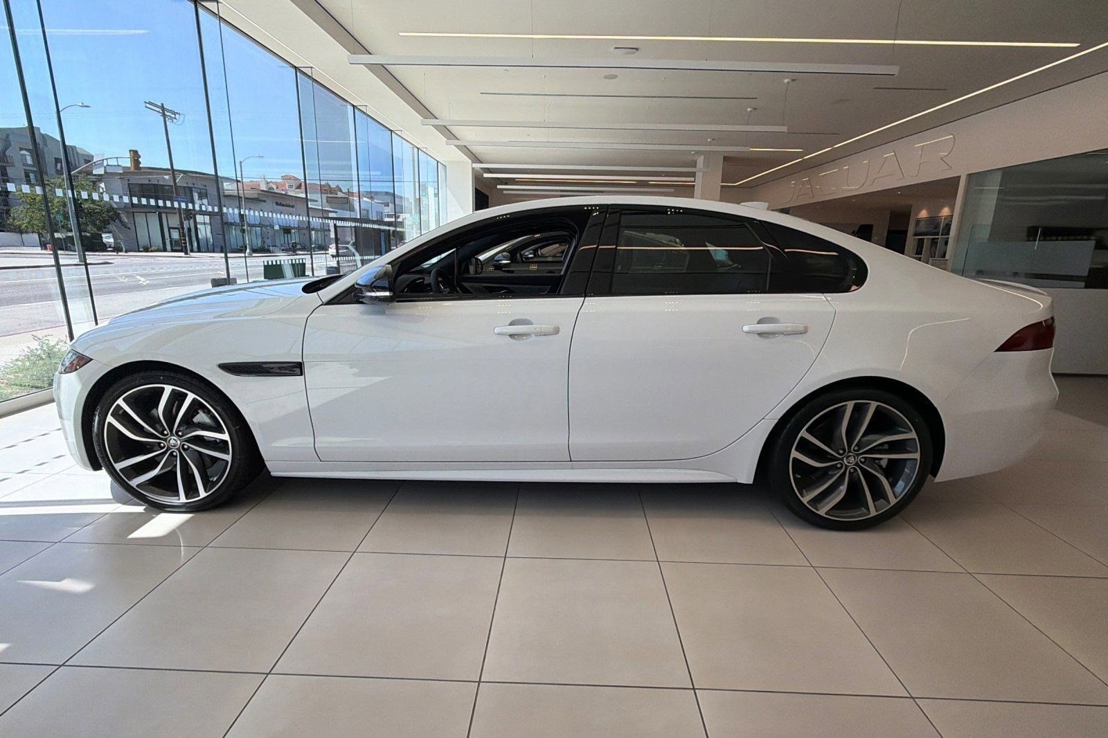 XF R-Dynamic SE Sedan