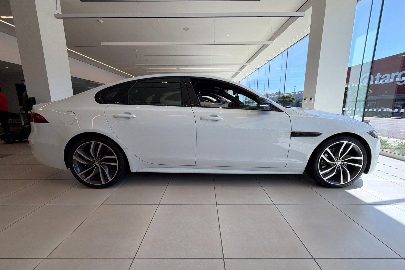 XF R-Dynamic SE Sedan