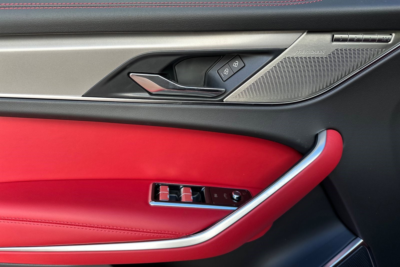 2025 Jaguar F-PACE R-Dynamic S - Photo 14