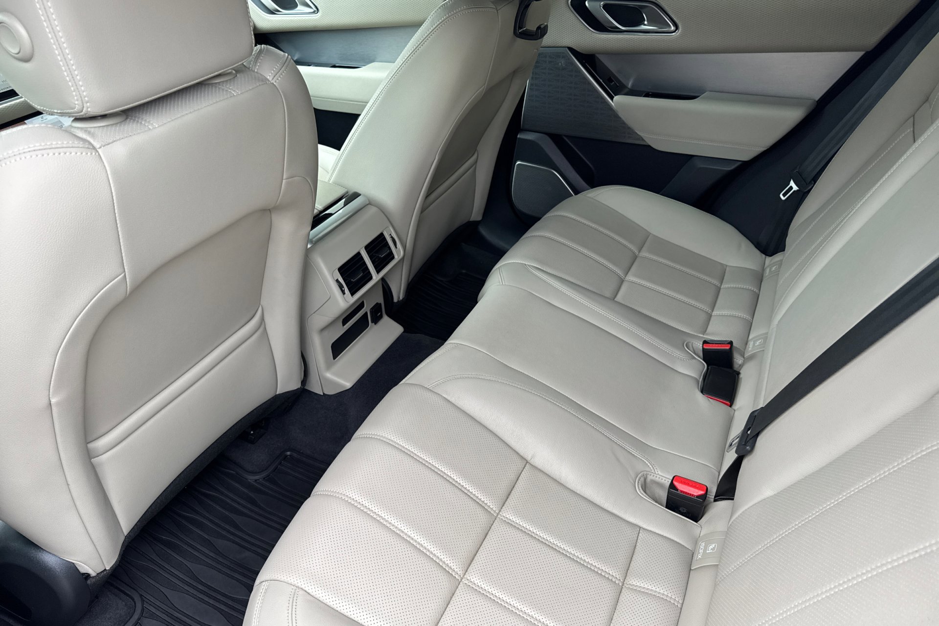 2023 Land Rover Range Rover Velar R-Dynamic S photo 4