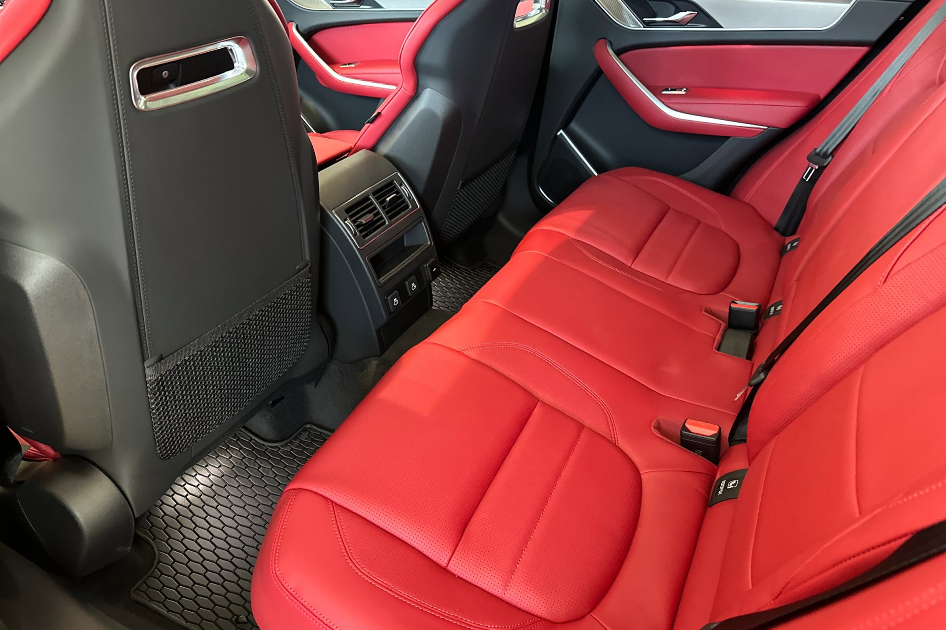 2026 Jaguar F-PACE P400 R-Dynamic S photo 3