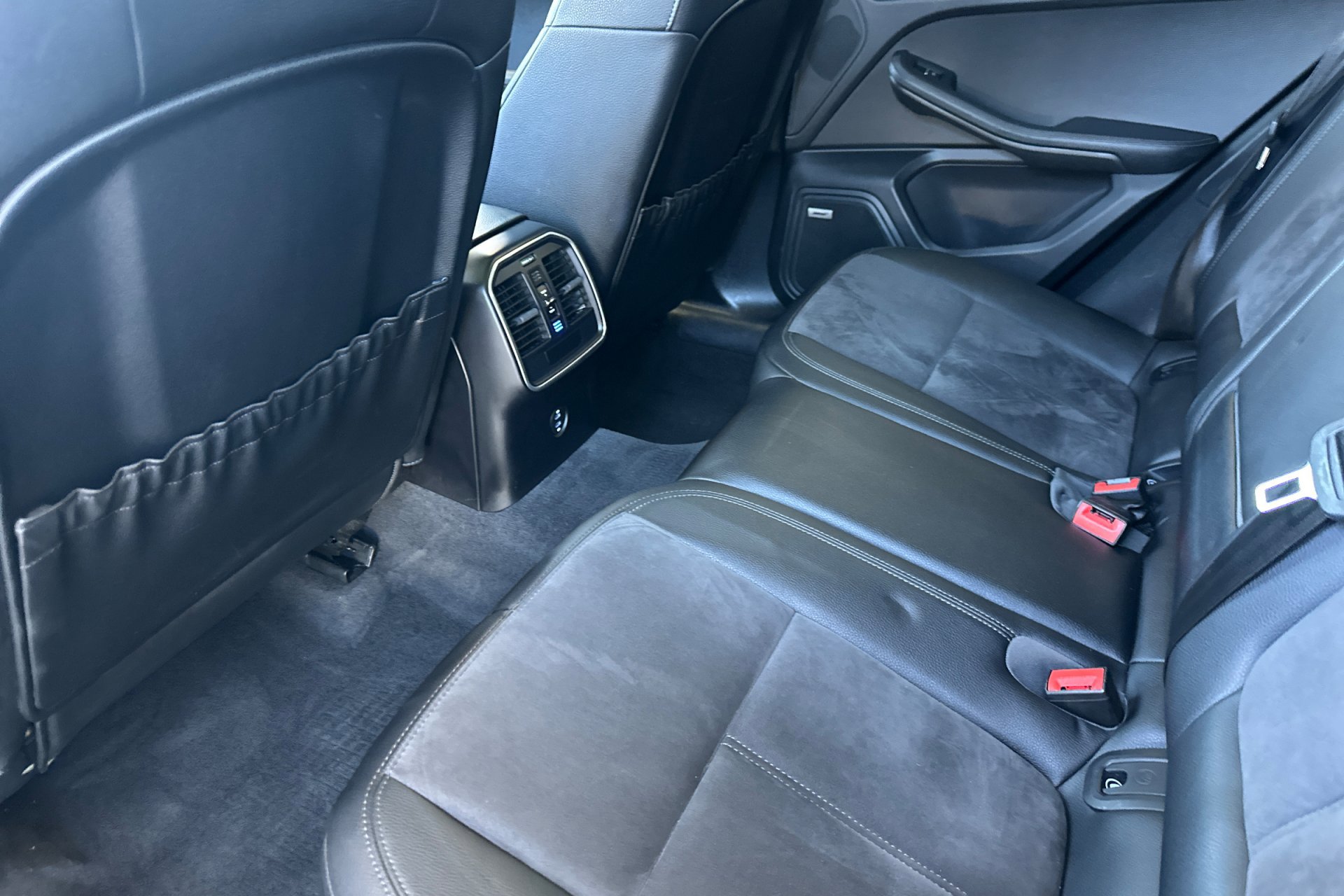 2021 Porsche Macan Base photo 4