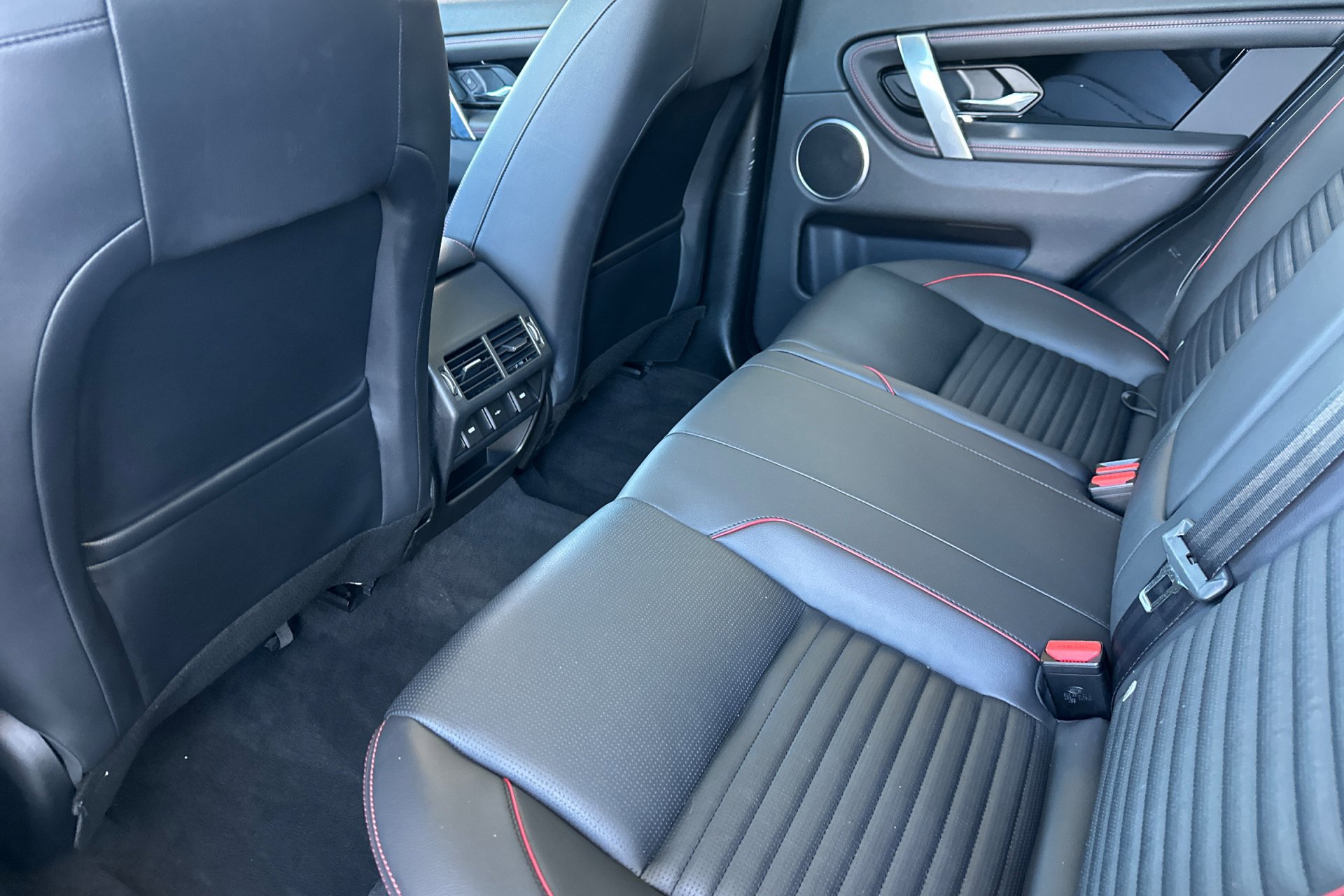 2023 Land Rover Discovery Sport S R-Dynamic photo 4