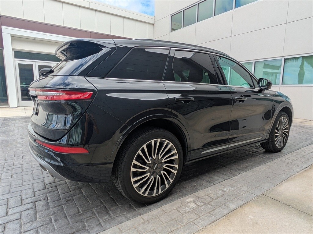 2022 Lincoln Corsair Standard photo 4