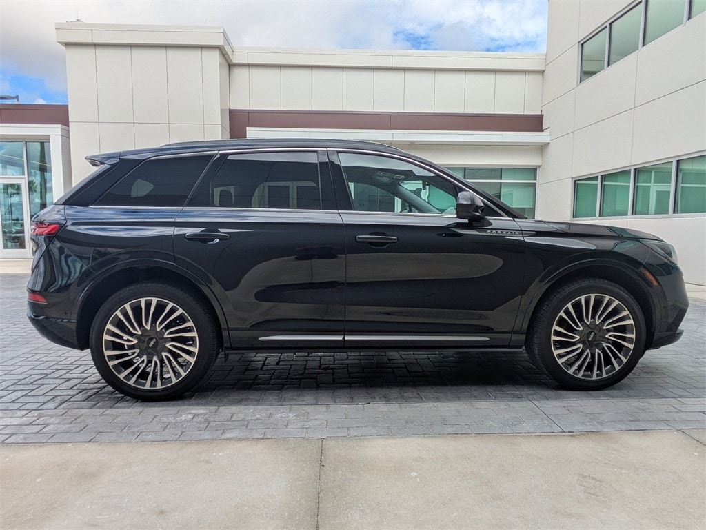 2022 Lincoln Corsair Standard photo 3