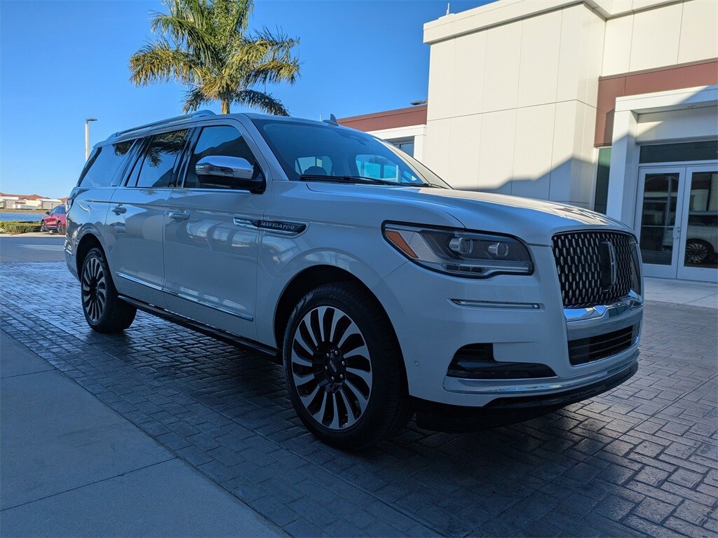 2024 Lincoln Navigator Black Label photo 2