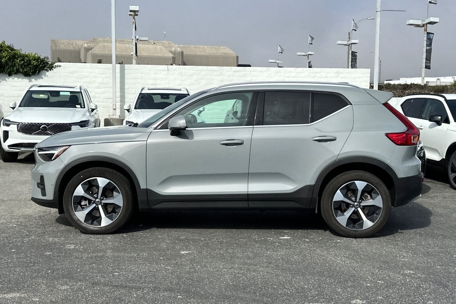 2025 Volvo XC40 Plus photo 2