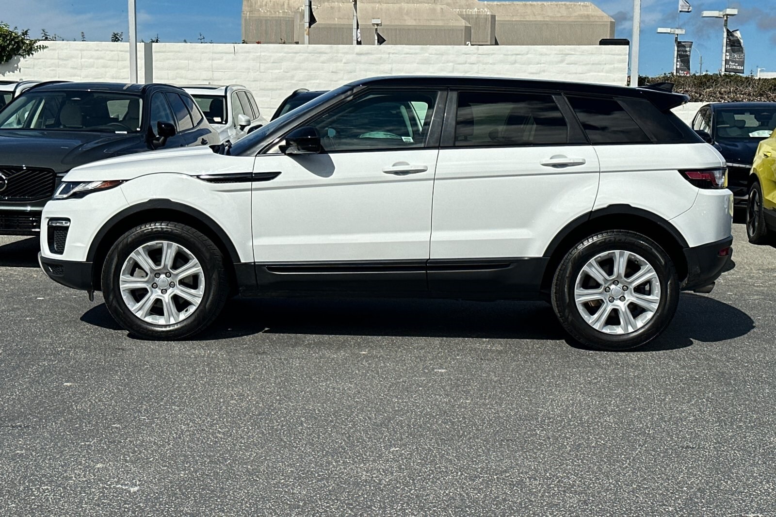 2018 Land Rover Range Rover Evoque SE Premium photo 2