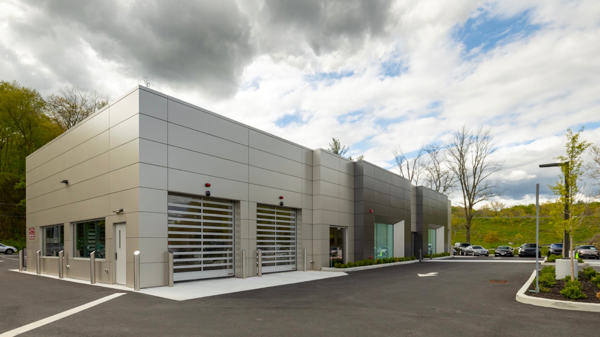 Exterior of Land Rover Mt. Kisco. Vehicle service bays are seen.