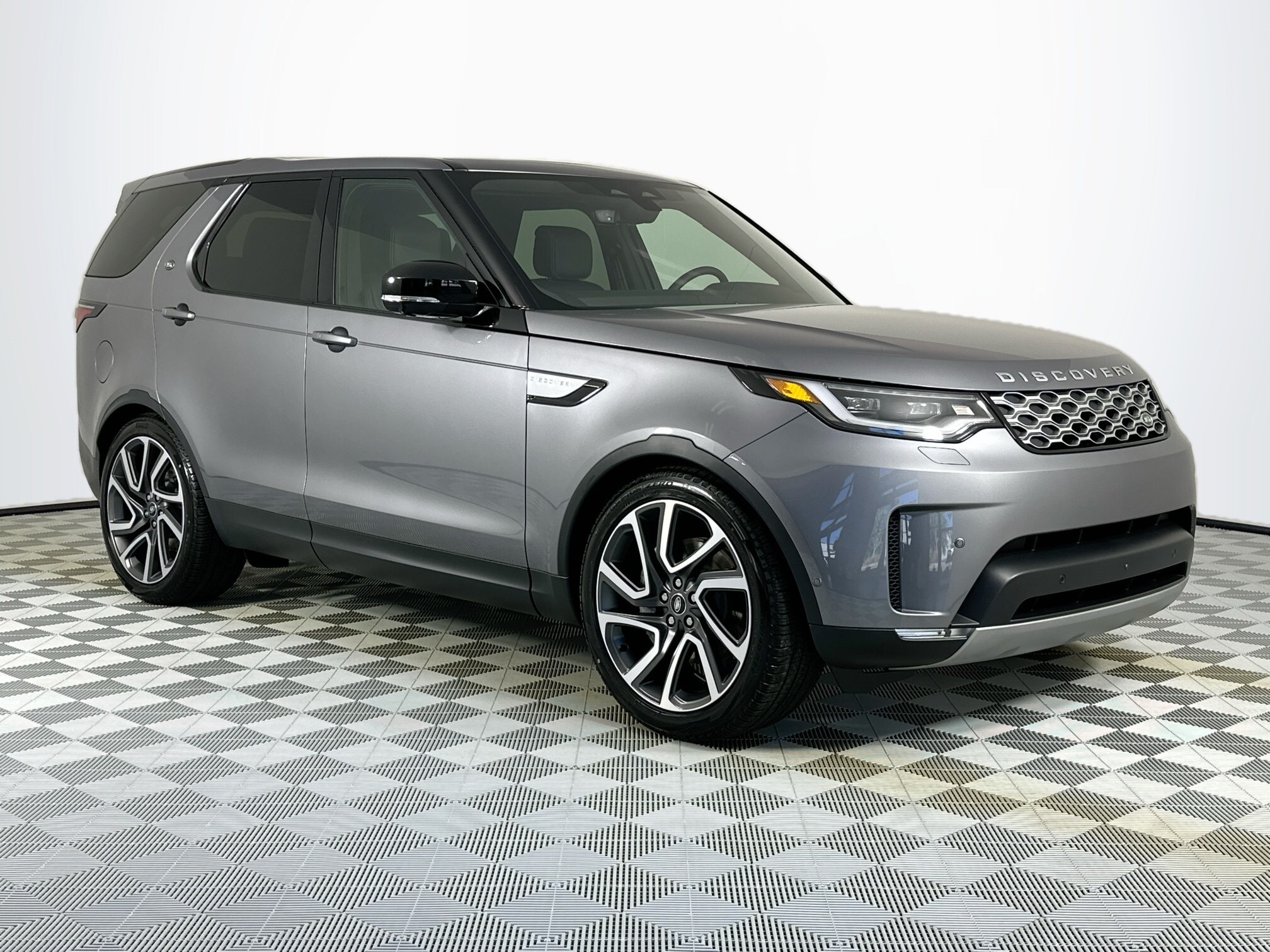 2025 Land Rover Discovery S photo 3