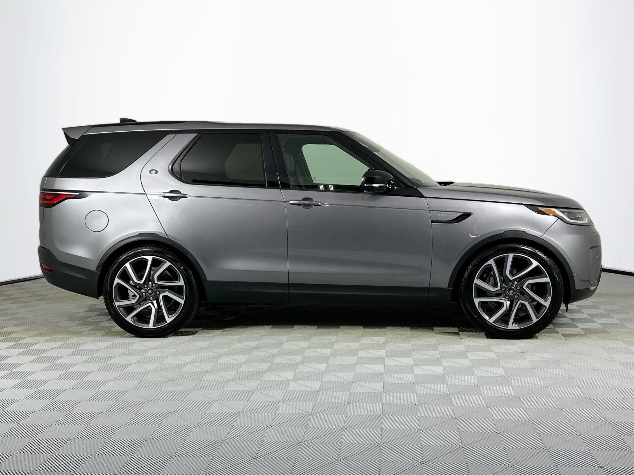 2025 Land Rover Discovery S photo 4