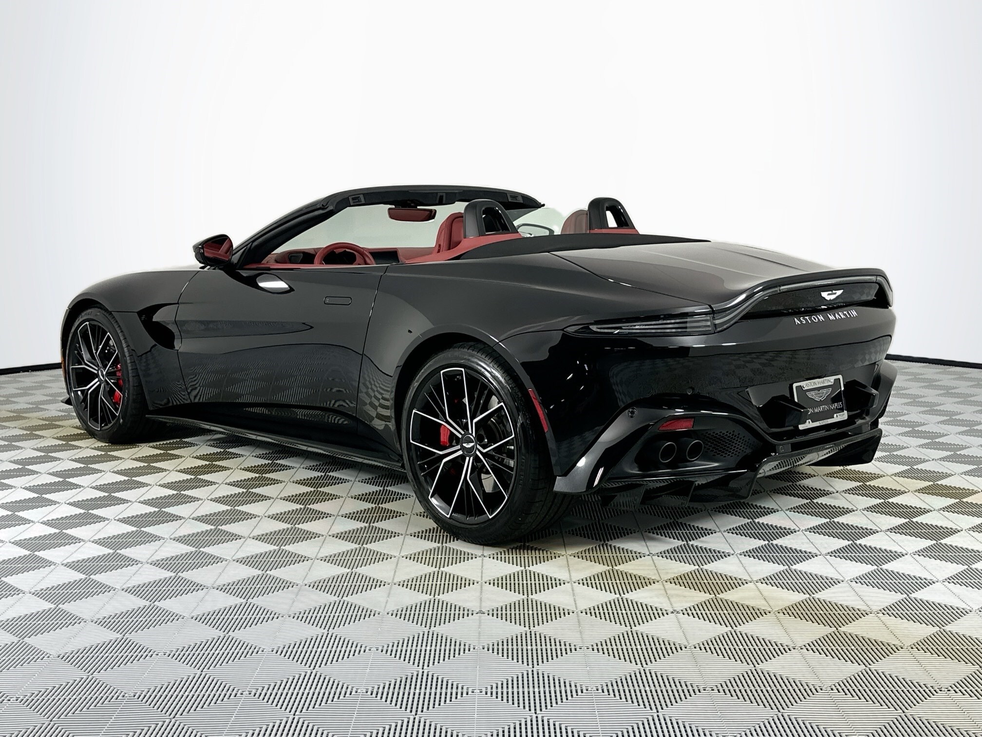 2022 Aston Martin Vantage Roadster photo 2