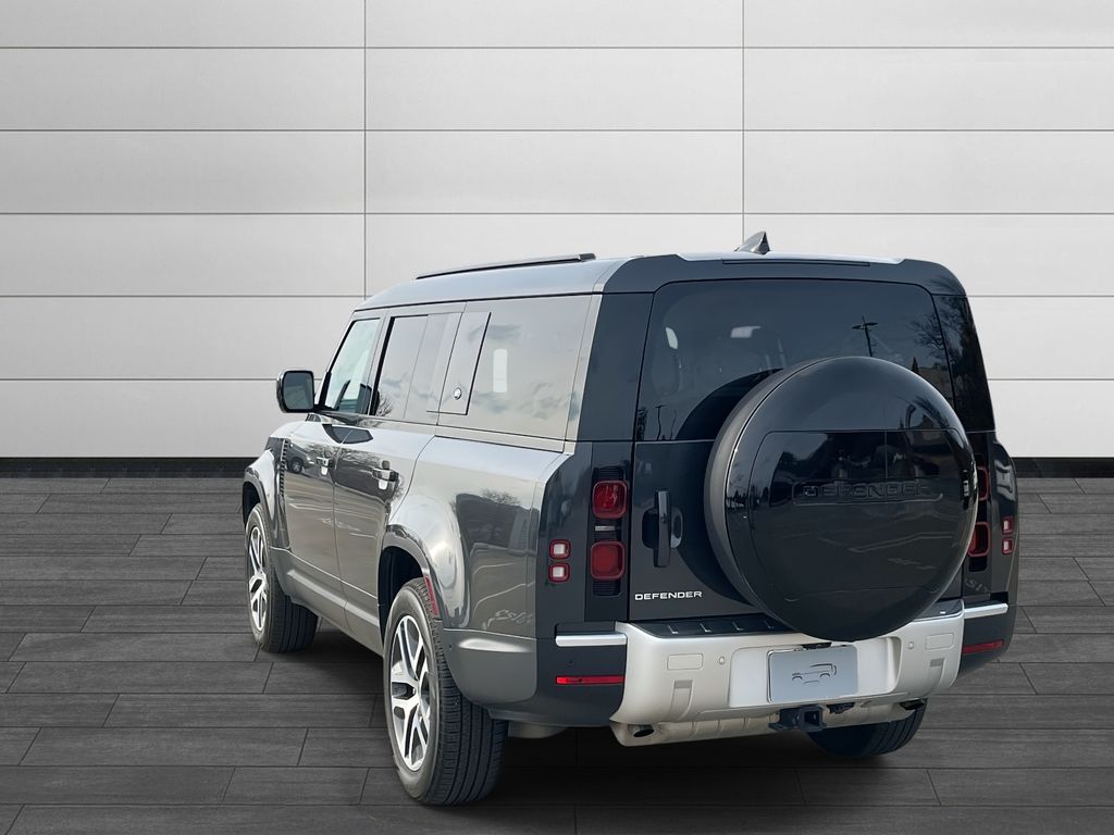 2024 Land Rover Defender 130 S photo 3