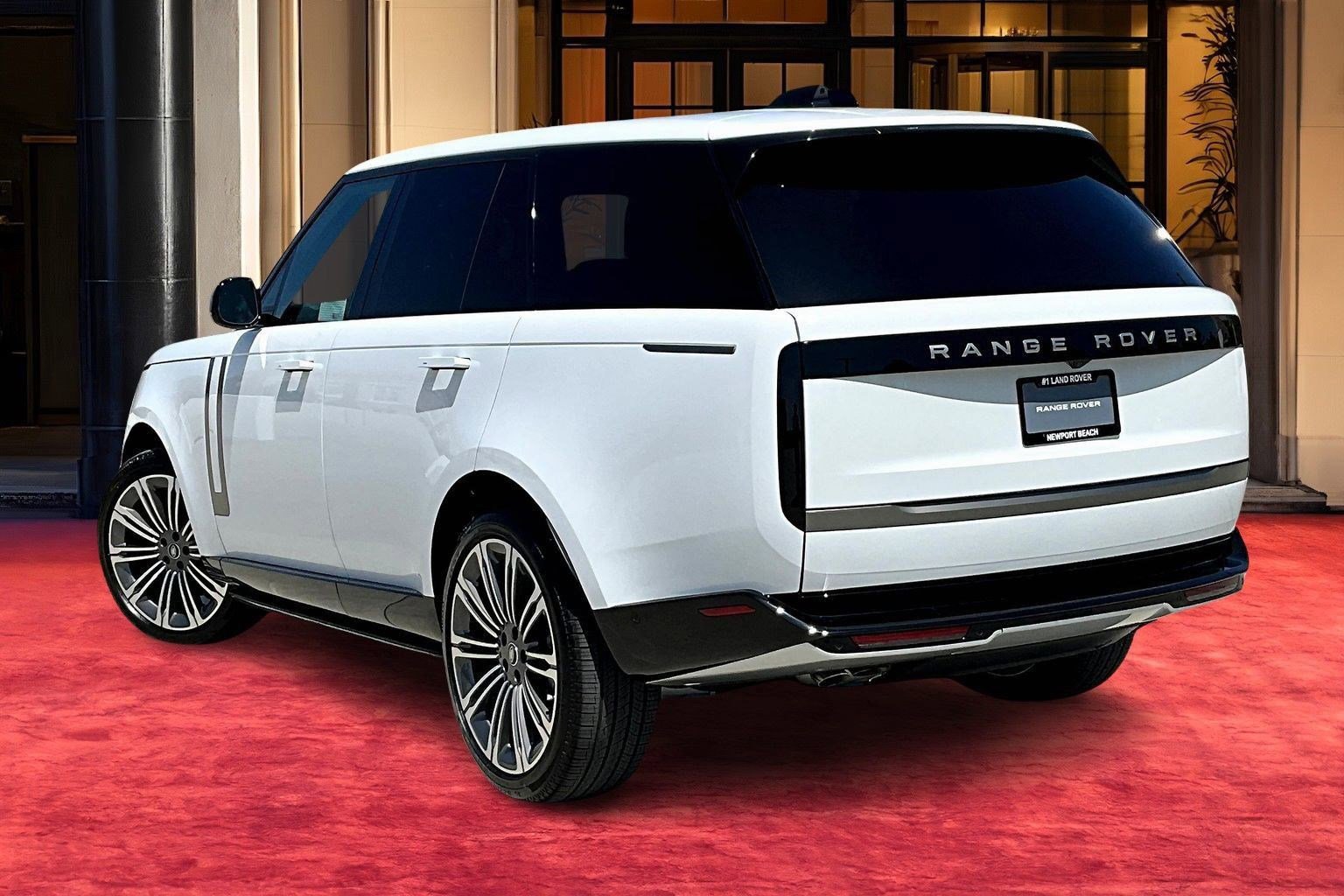 2025 Land Rover Range Rover SE photo 3