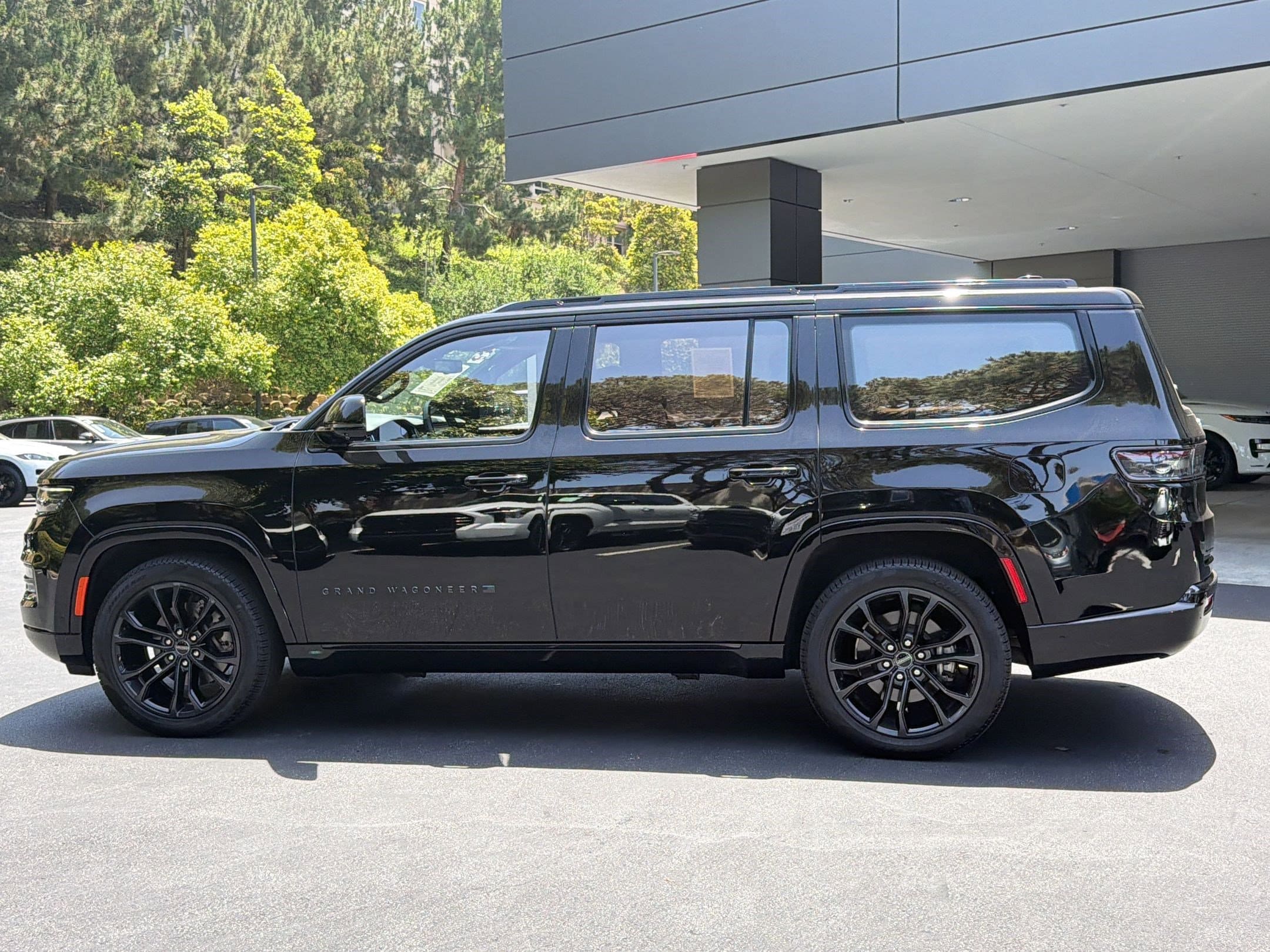 2023 Jeep Grand Wagoneer Series II Obsidian photo 2