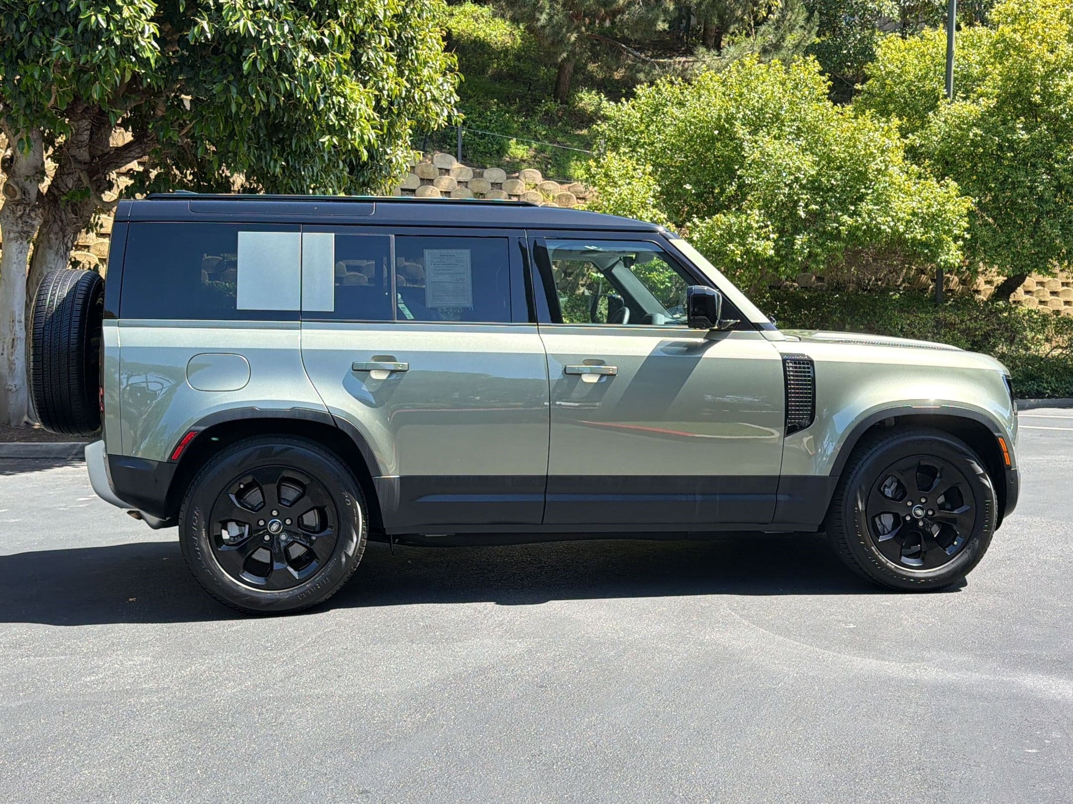 2025 Land Rover Defender 110 S photo 3