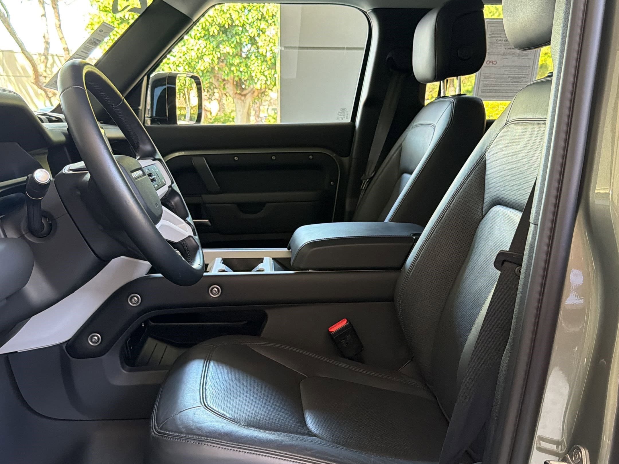 2025 Land Rover Defender 110 S photo 4