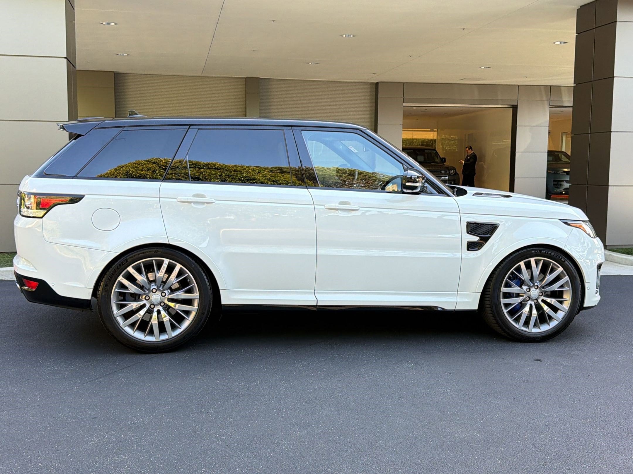 2016 Land Rover Range Rover Sport V8 SVR photo 3