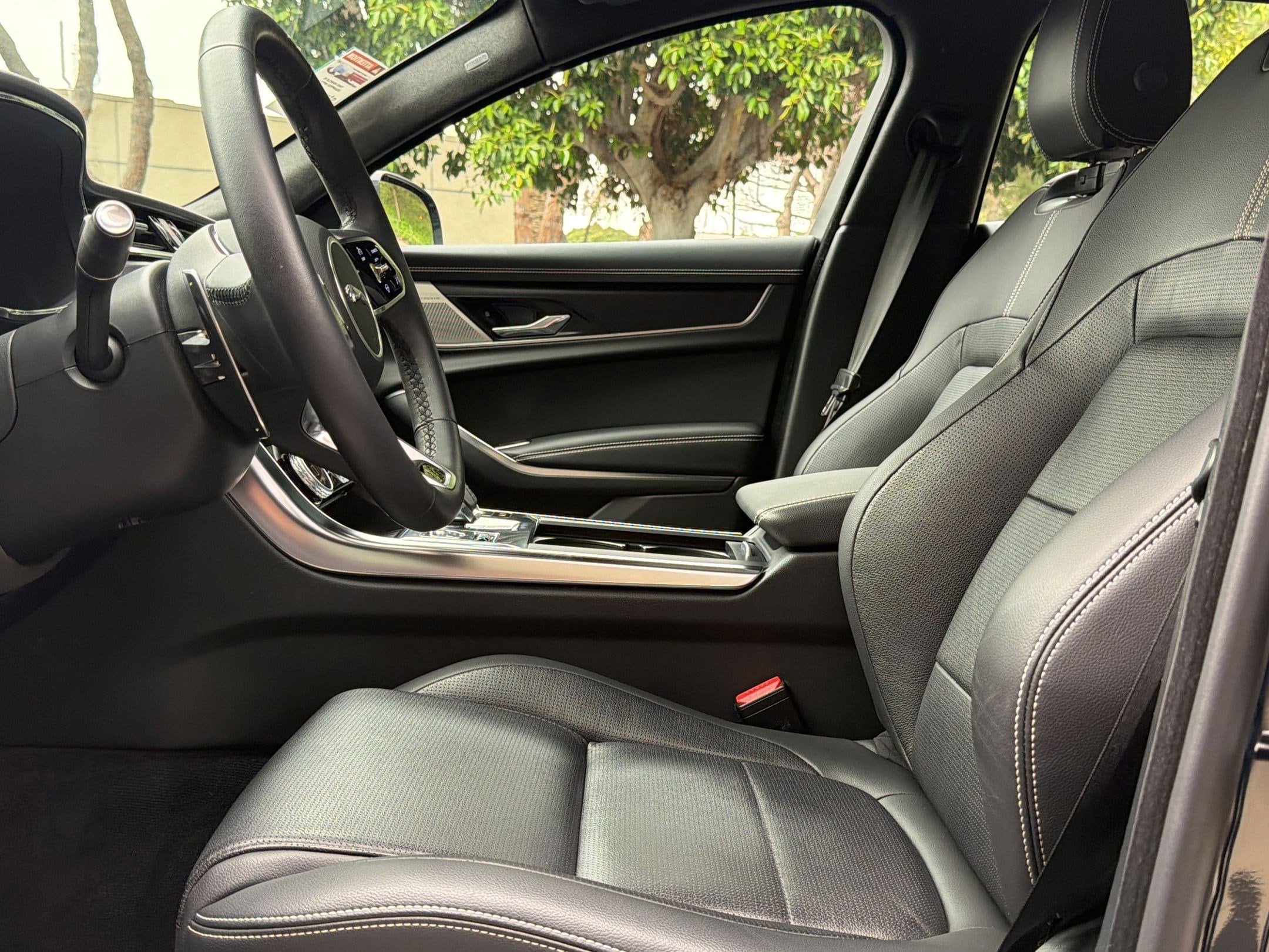 2024 Jaguar XF R-Dynamic SE photo 4