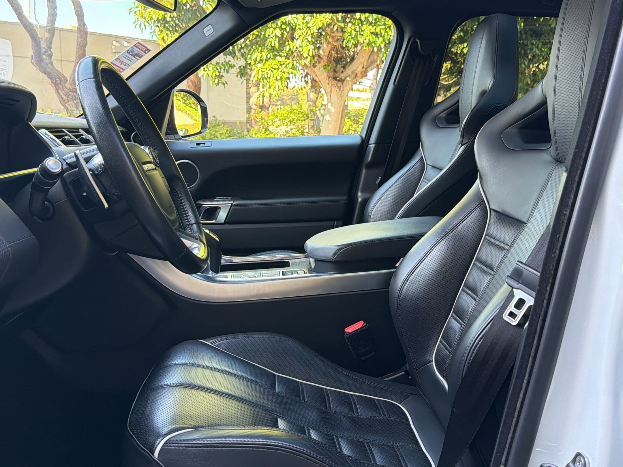 2016 Land Rover Range Rover Sport V8 SVR photo 4