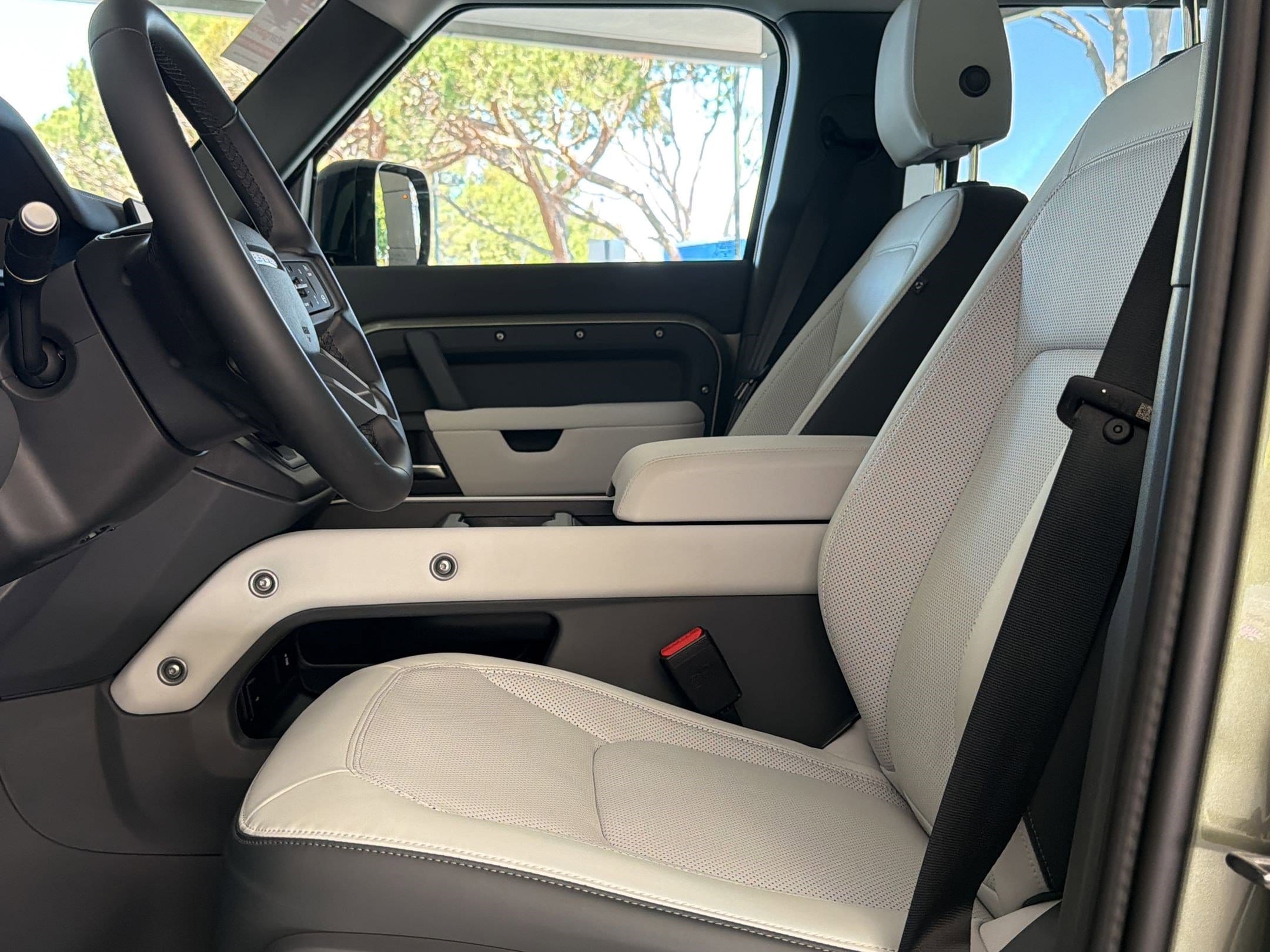 2025 Land Rover Defender 110 X-Dynamic SE photo 4