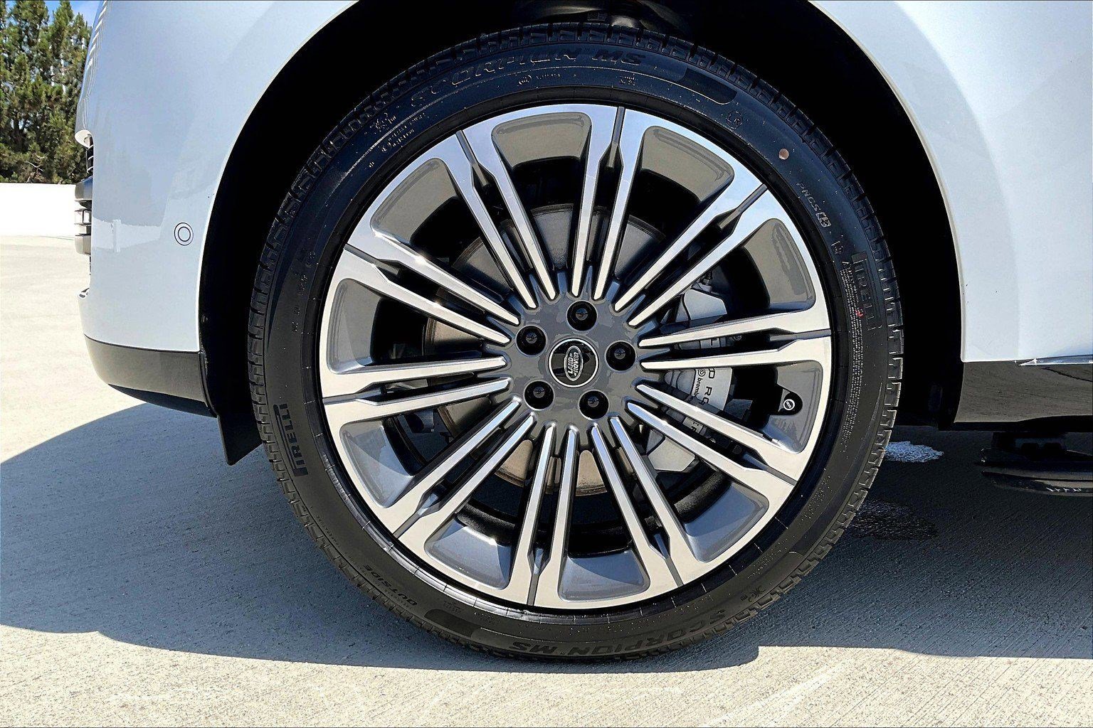 2025 Land Rover Range Rover SE photo 6