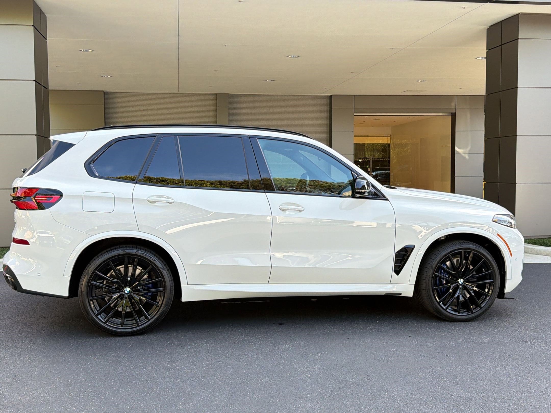 2024 BMW X5 M60i photo 3