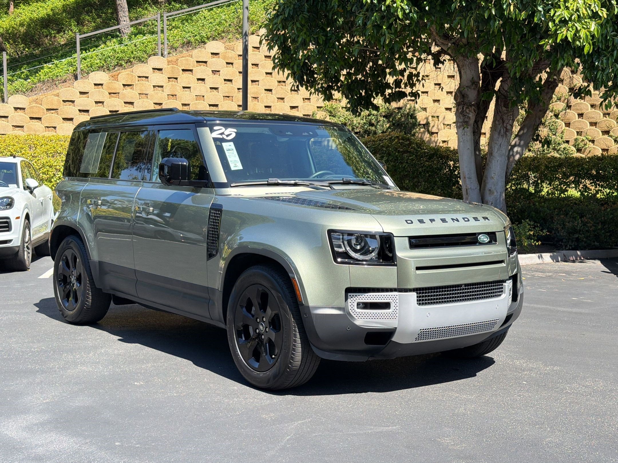 2025 Land Rover Defender 110 S photo 6