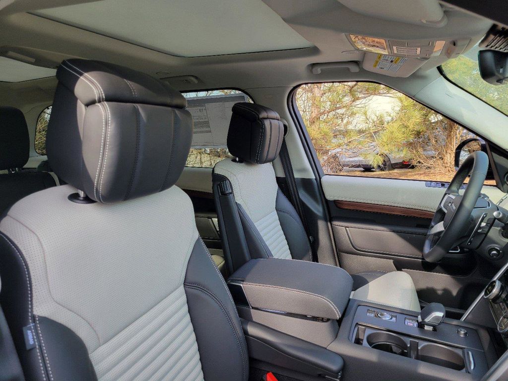2025 Land Rover Discovery Dynamic SE - Photo 38